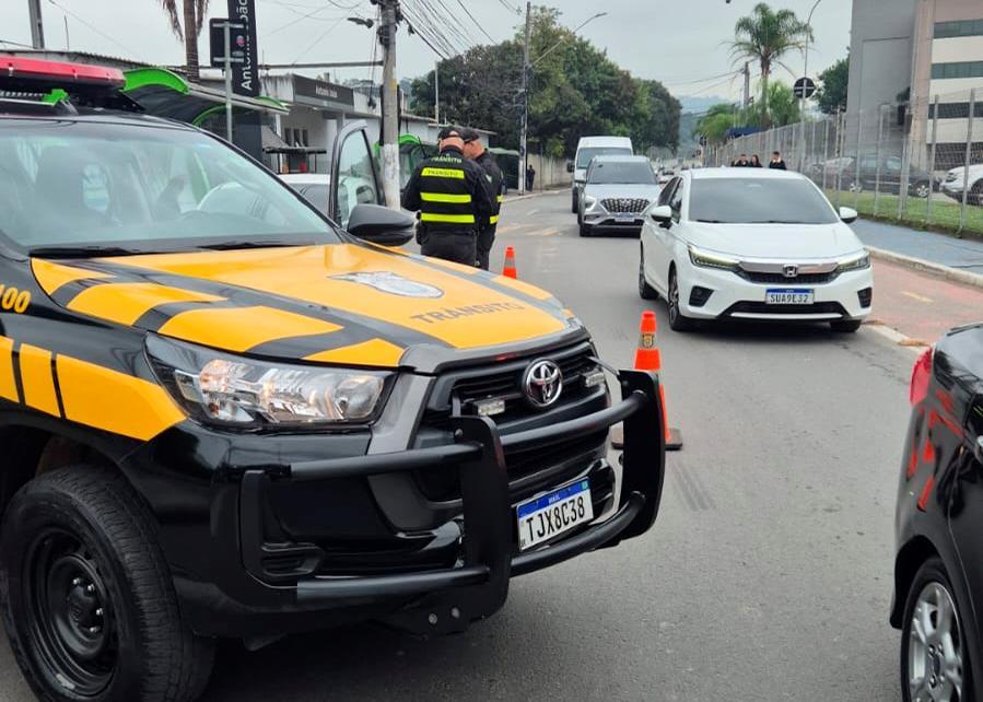 Fiscalização rigorosa em Barueri flagra veículos irregulares e motorista com CNH suspensa
